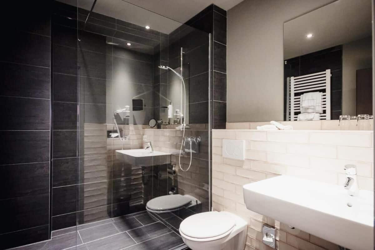 shower, free toiletries, hair dryer, towels