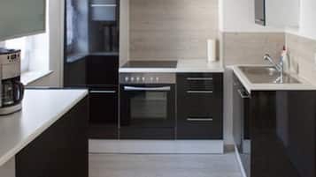 Fridge, oven, stovetop, coffee/tea maker