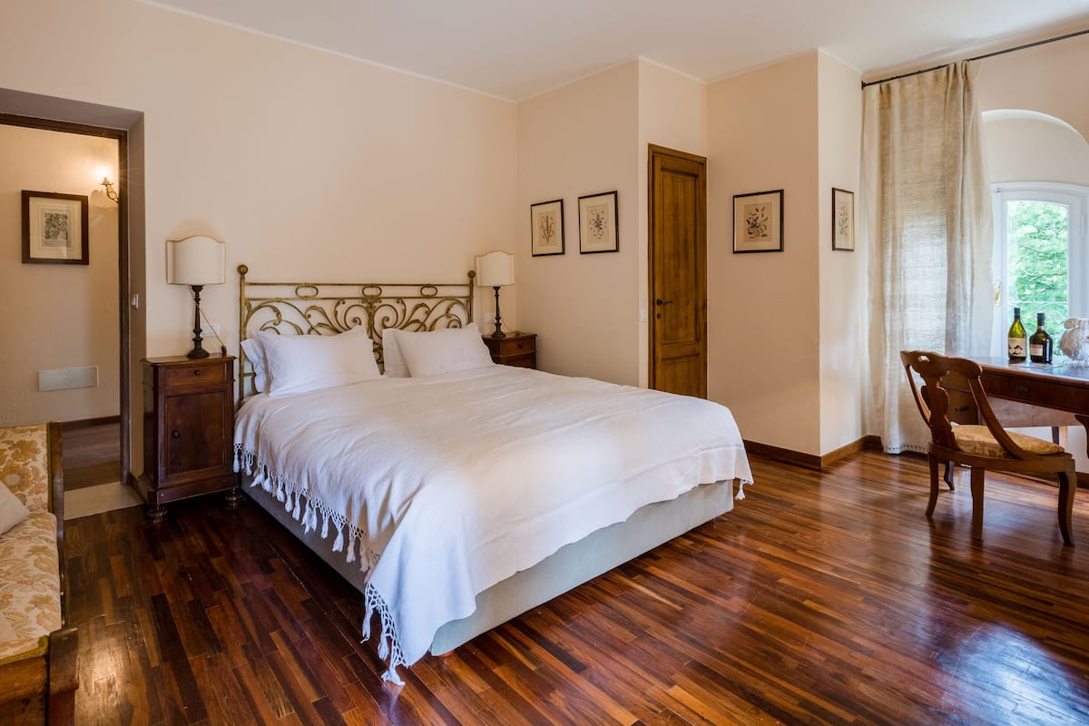1 habitación, cubrecamas, tabla de planchar con plancha y wifi gratis