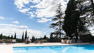 Piscina stagionale all'aperto, ombrelloni da piscina, lettini