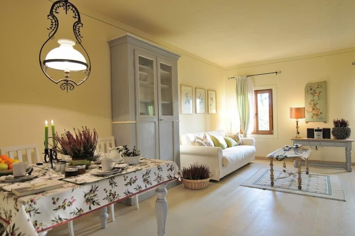 1 habitación, cubrecamas, tabla de planchar con plancha y wifi gratis