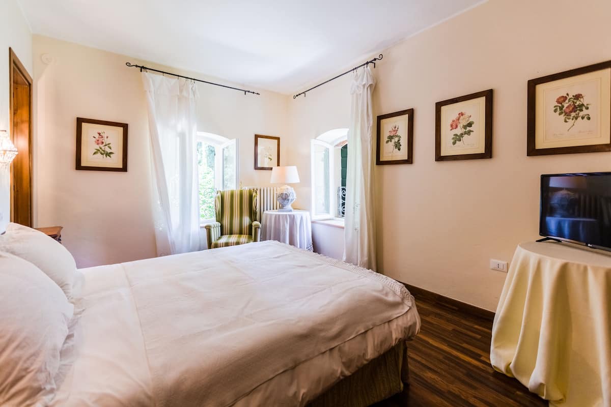 1 habitación, cubrecamas, tabla de planchar con plancha y wifi gratis