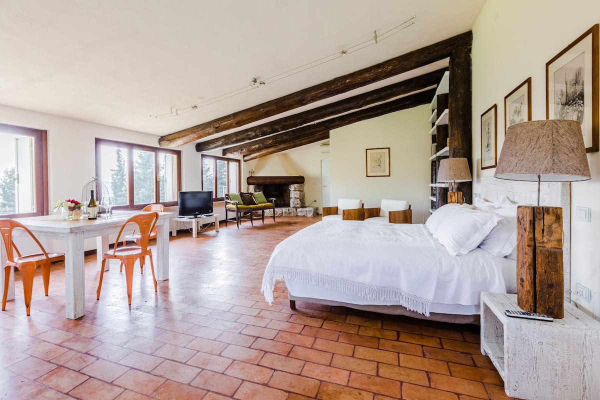 1 habitación, cubrecamas, tabla de planchar con plancha y wifi gratis