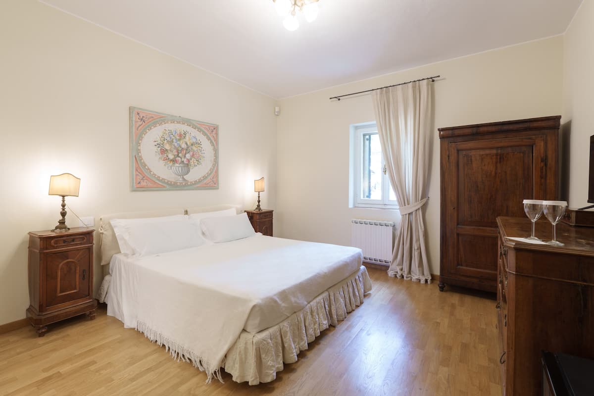 1 habitación, cubrecamas, tabla de planchar con plancha y wifi gratis