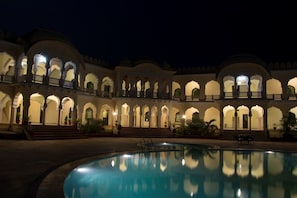 Outdoor pool - V Resorts Rajmahal Orchha (Nivari)