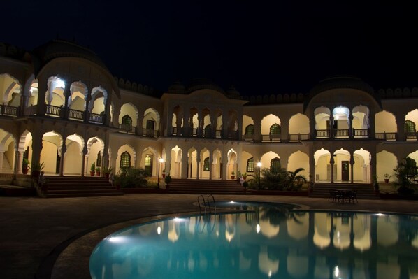 Outdoor pool - V Resorts Rajmahal Orchha (Nivari)