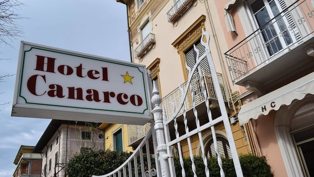 A sign for Hotel Canarco with a star symbol. - Hotel Canarco (Viareggio)