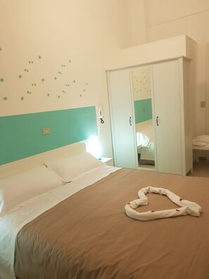 Double Room | In-room safe, rollaway beds, free WiFi, bed sheets - Hotel Canarco (Viareggio)