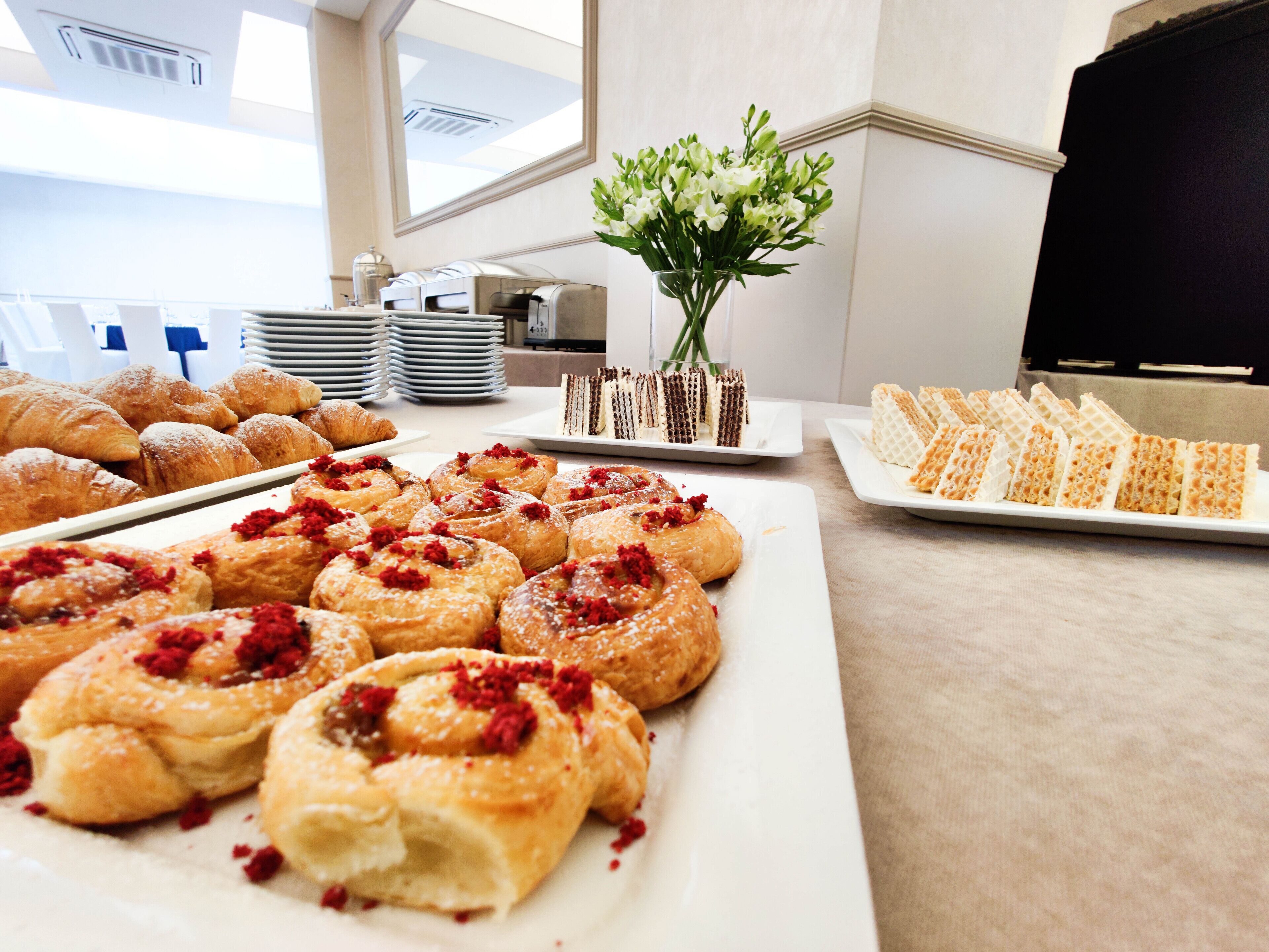 daily buffet breakfast (pln 39 per person)