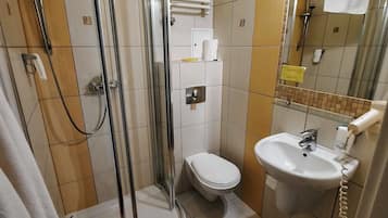 Douche, sĂšche-cheveux, serviettes fournies, savon