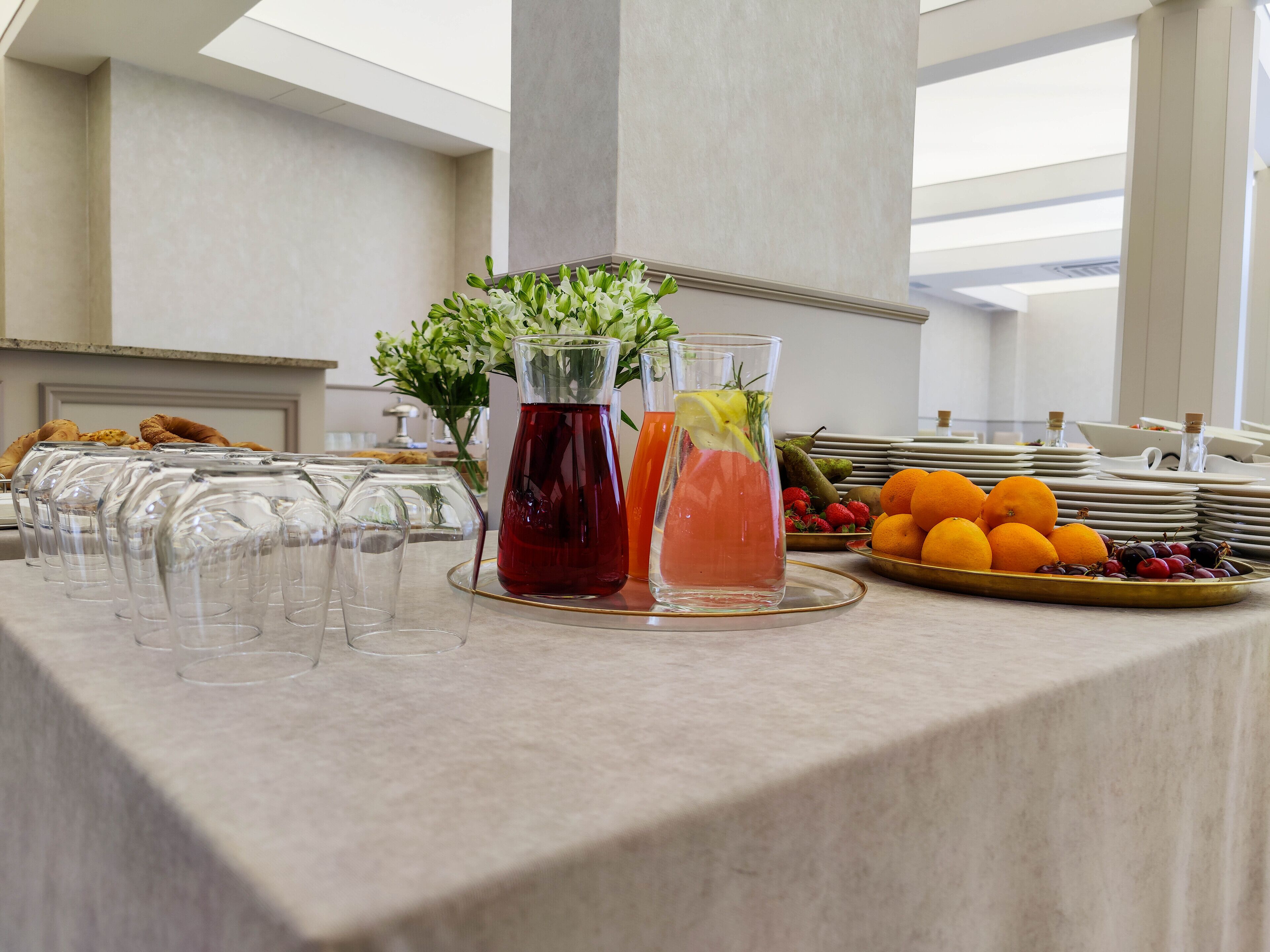 daily buffet breakfast (pln 39 per person)