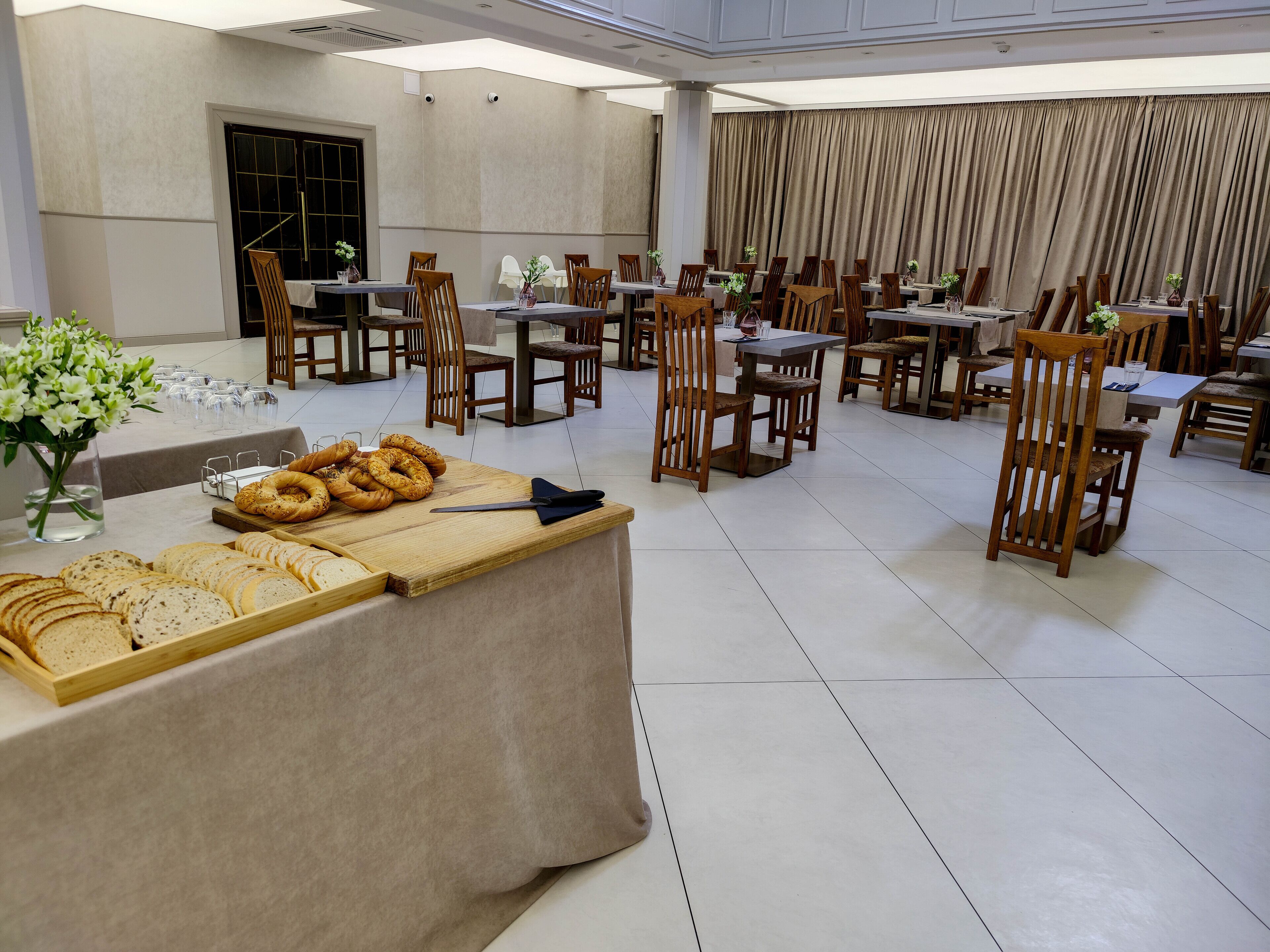 daily buffet breakfast (pln 39 per person)