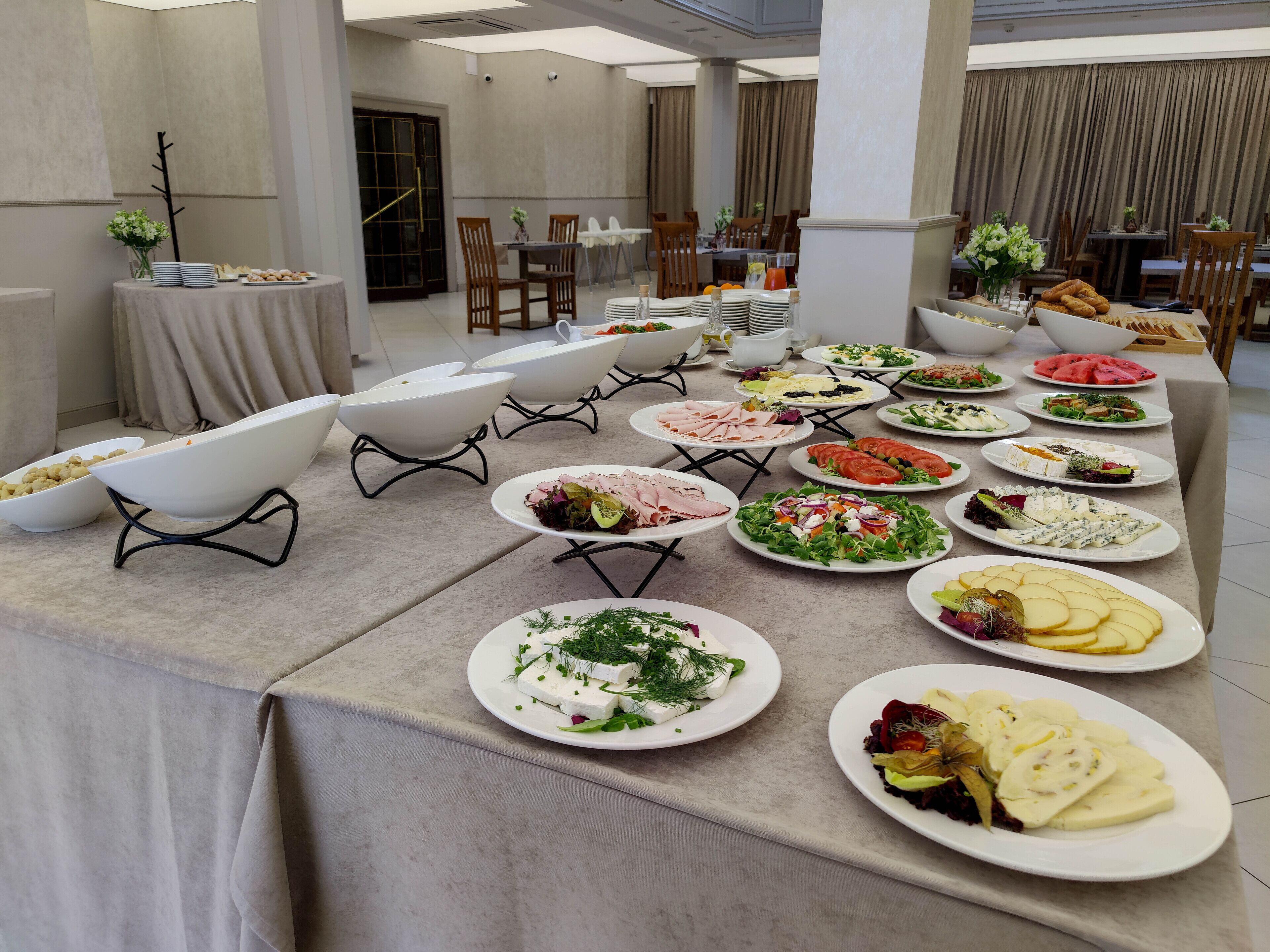 daily buffet breakfast (pln 39 per person)