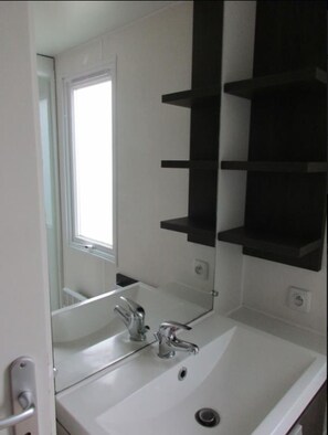 Buồng tắm vòi sen, khăn tắm