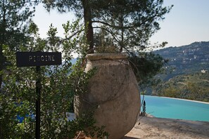 2 outdoor pools, an infinity pool, pool loungers - Bkerzay (Deir Dourite)