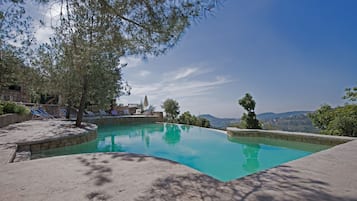 2 piscinas al aire libre, una piscina infinita