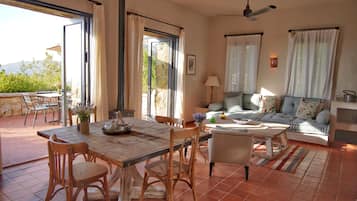 Suite | In-room safe, iron/ironing board, free WiFi, bed sheets