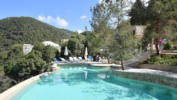 2 outdoor pools, an infinity pool, sun loungers