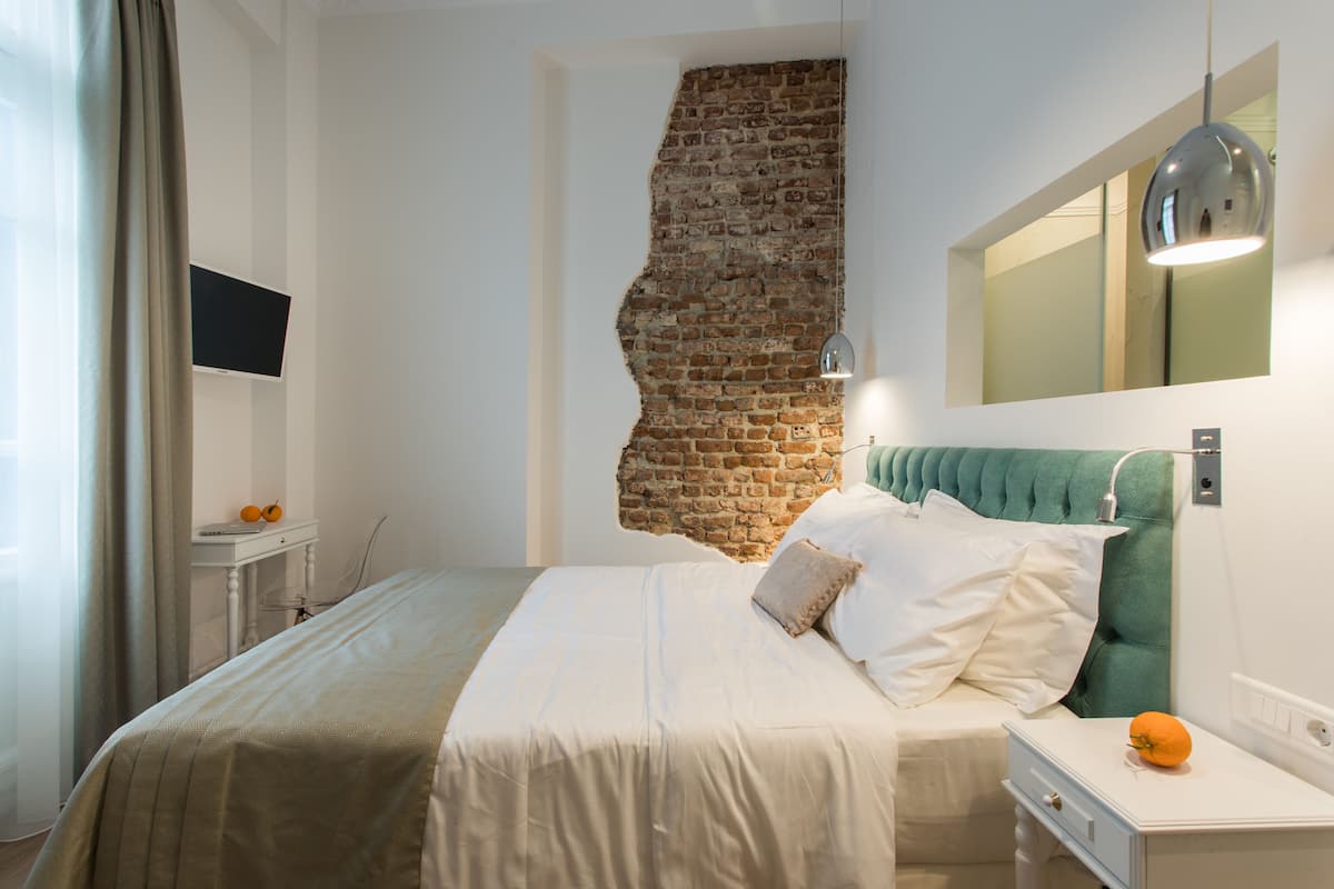 deluxe room | minibar, in-room safe, individually decorated, individually furnished