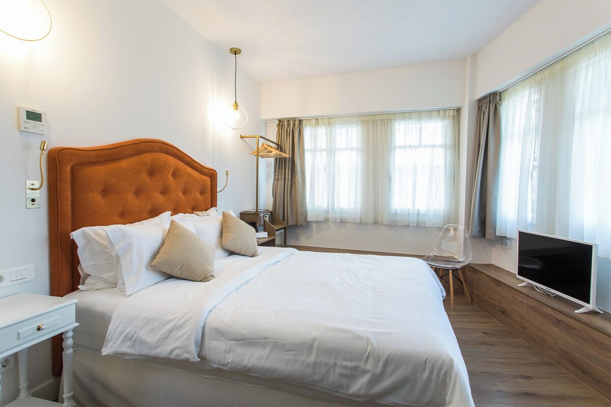 1 yatak odası, kaliteli yatak takımı, yastık yüzeyli yatak, minibar 