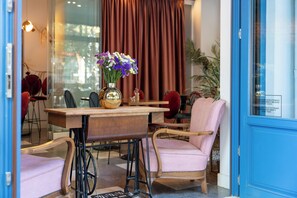 Desayuno con opciones de la cocina local incluido todos los días 