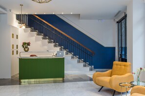 Coin salon dans le hall