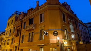 A corner building with a sign for 'freehostels'. - Free Hostels Roma (Rome)