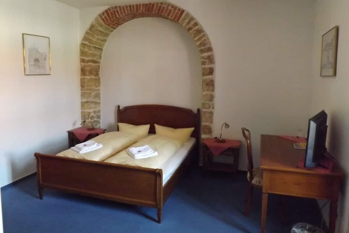Een bureau, gratis wifi, beddengoed