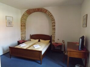 Desk, free WiFi, bed sheets - Hotel Zur Sonne (Querfurt)
