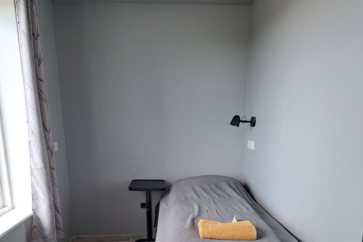 Classic Room (weelchairacsess) | Hypo-allergenic bedding available, laptop workspace, blackout drapes