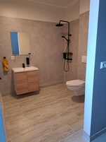 经典客房 (weelchairacsess) | 浴室 | 淋浴设施、毛巾