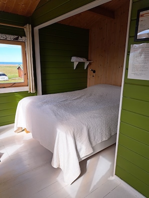 Hypo-allergenic bedding, laptop workspace, blackout drapes, bed sheets - Guesthouse Hof (Stadarstadur)