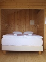 基础双人房, 1 张大床, 私人浴室, 海洋景观 | 防过敏的被褥、笔记本电脑工作区、遮光窗帘、床单