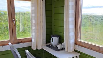 Dobbeltrom – basic, 1 queensize-seng, privat bad, havutsikt | Allergitestet sengetøy, blendingsgardiner og sengetøy