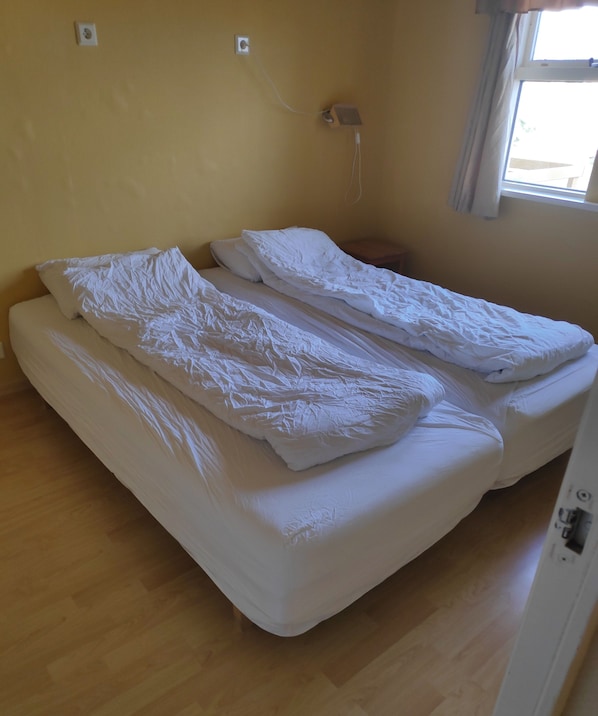 Ropa de cama hipoalergénica y espacio para trabajar con laptop