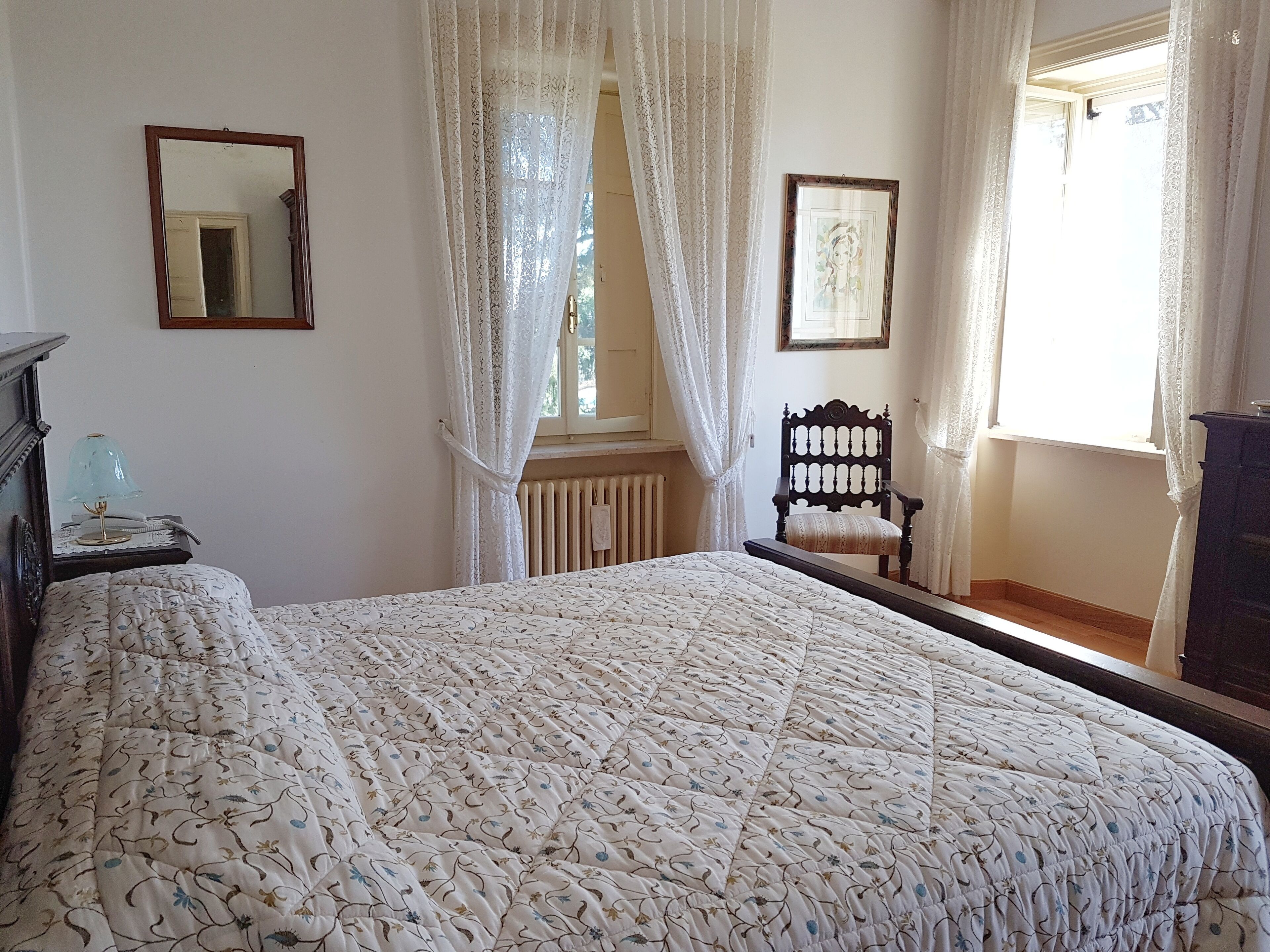 Escritorio, sistema de insonorización, wifi gratis y ropa de cama 