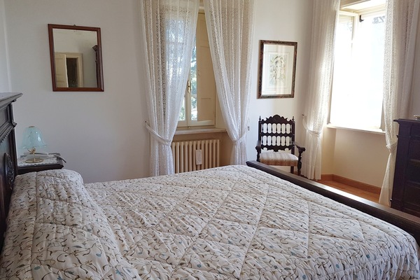Escritorio, sistema de insonorización, wifi gratis y ropa de cama