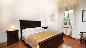 Una scrivania, insonorizzazione, Wi-Fi gratuito, lenzuola