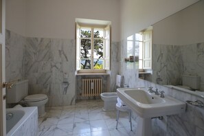 Shower, free toiletries, hair dryer, bidet
