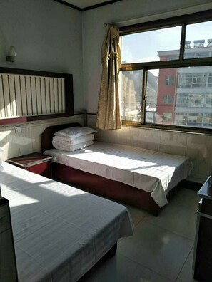 Standard Triple Room | Desk, blackout drapes, free WiFi