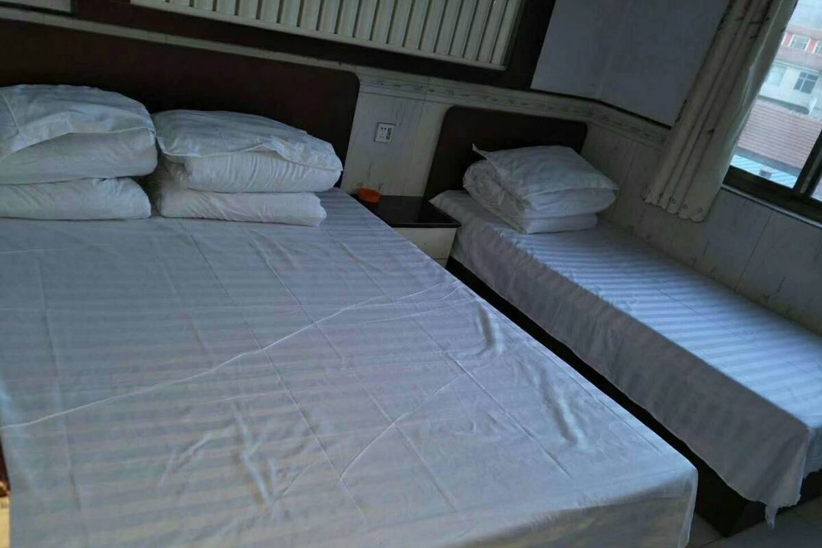 Standard Triple Room | Desk, blackout drapes, free WiFi