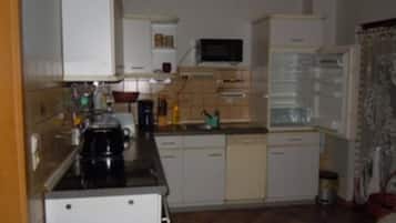 Lemari es besar, microwave, oven, dan kompor