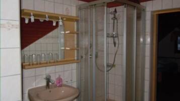 Kamar Twin | Kamar mandi | Shower, perlengkapan mandi gratis, dan handuk