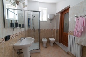 Habitación triple (Lucertola) | Baño | Ducha, artículos de higiene personal gratuitos, bidé y toallas