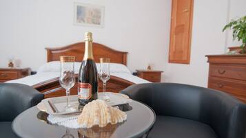 Habitación clásica con 1 cama matrimonial o 2 individuales (Terrazza) | Ropa de cama de alta calidad, minibar y muebles diferentes