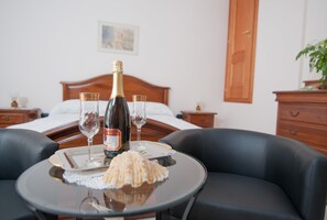 Habitación clásica con 1 cama matrimonial o 2 individuales (Terrazza) | Ropa de cama de alta calidad, minibar y muebles diferentes