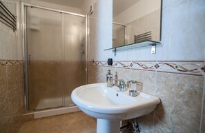 Classic Quadruple Room (Pesciolino) | Bathroom | Shower, free toiletries, bidet, towels