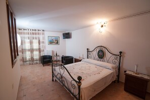 Classic Double or Twin Room (Terrazza) | Premium bedding, minibar, individually furnished, blackout curtains - La Stella del Sud (Vietri sul Mare)