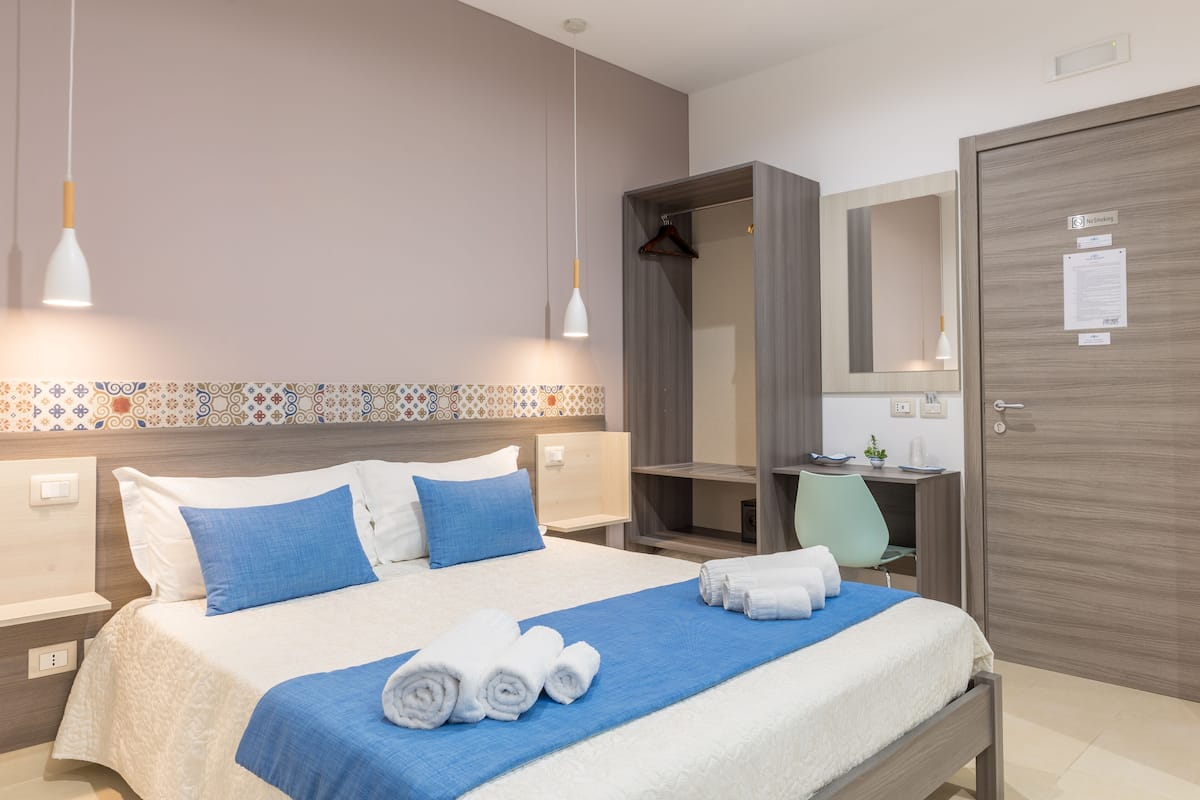 Deluxe driepersoonskamer, 1 slaapkamer, koelkast | 1 slaapkamer, een minibar, een kluis op de kamer