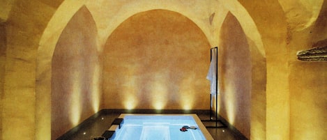 Salas de tratamiento para parejas, sauna y tina de hidromasaje